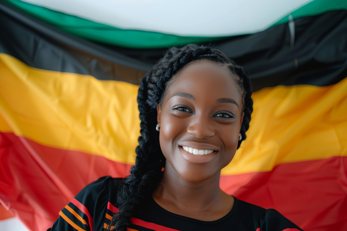 Lächelnde junge Frau mit geflochtenen Haaren vor der Deutschlandflagge – steht für Offenheit, Vielfalt und Willkommenskultur im WelcomeCenter Landkreis Görlitz