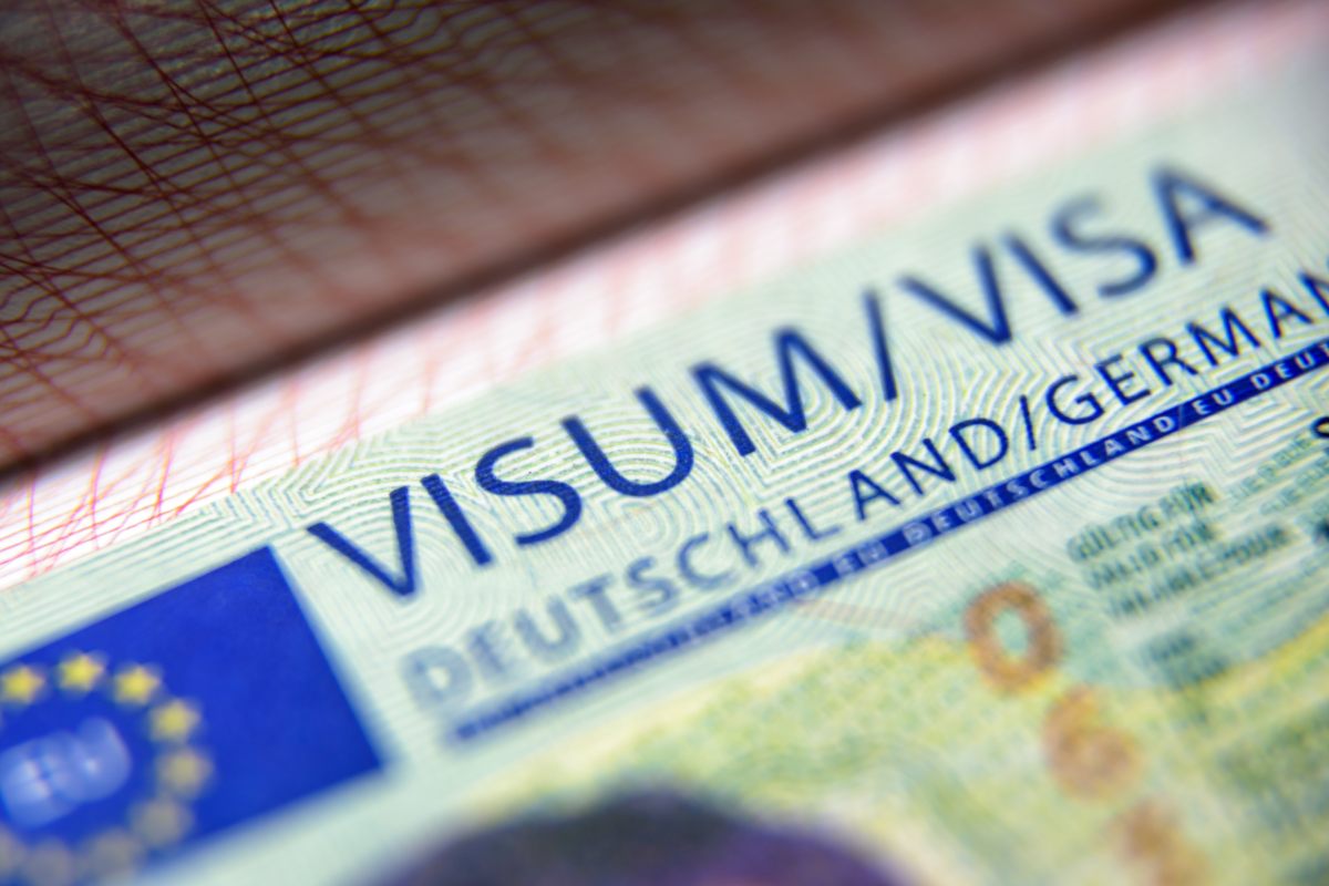 Nahaufnahme eines deutschen Visums in einem Reisepass. Das Dokument zeigt deutlich die Aufschrift