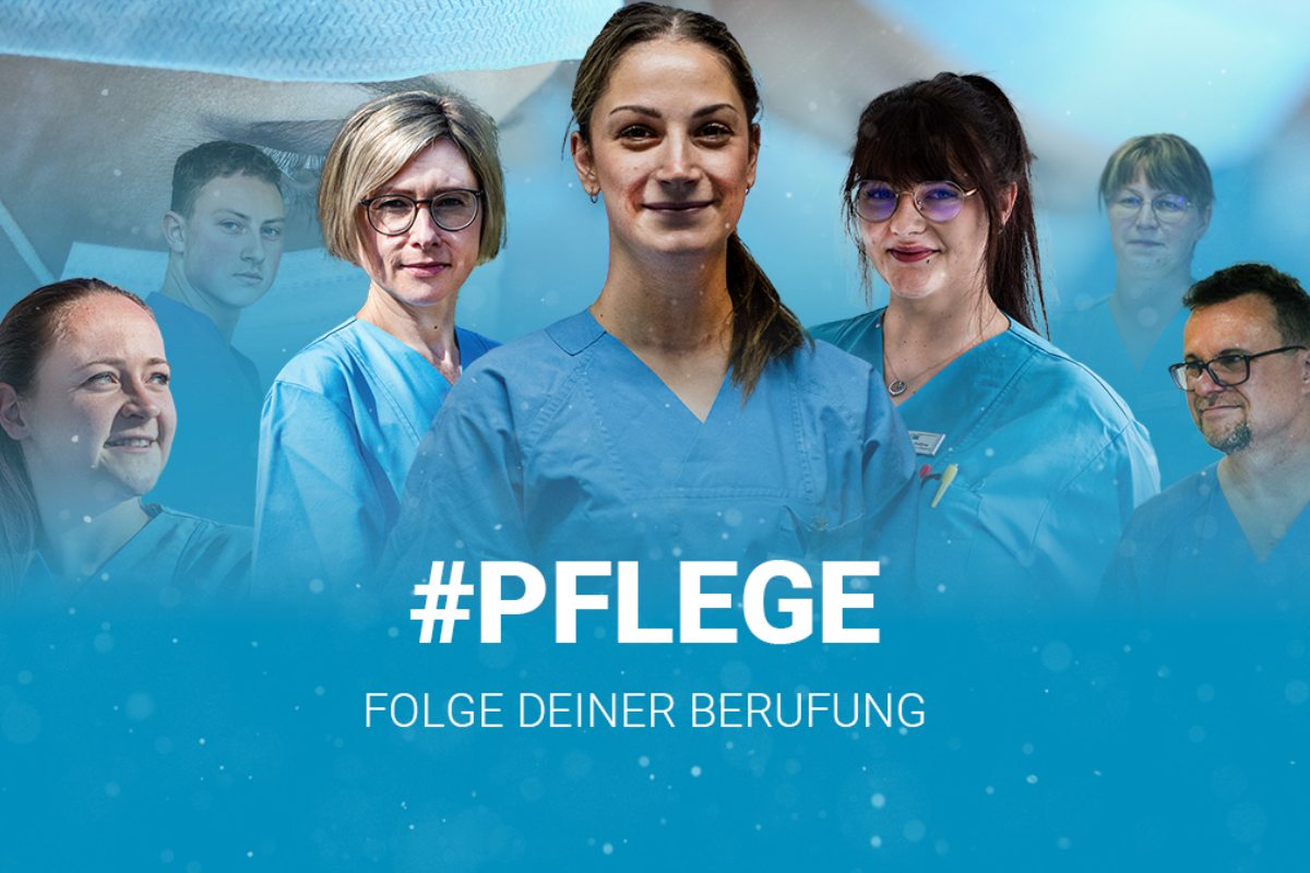 Sechs Pflegekräfte in blauer Berufskleidung sind auf einem hellblauen Hintergrund abgebildet. Dieser verschwimmt mit den Personen. Einige schauen in die Kamera, einige schauen nach links oder rechts. Über dem Bild steht der Schriftzug „#PFLEGE – Folge deiner Berufung“.