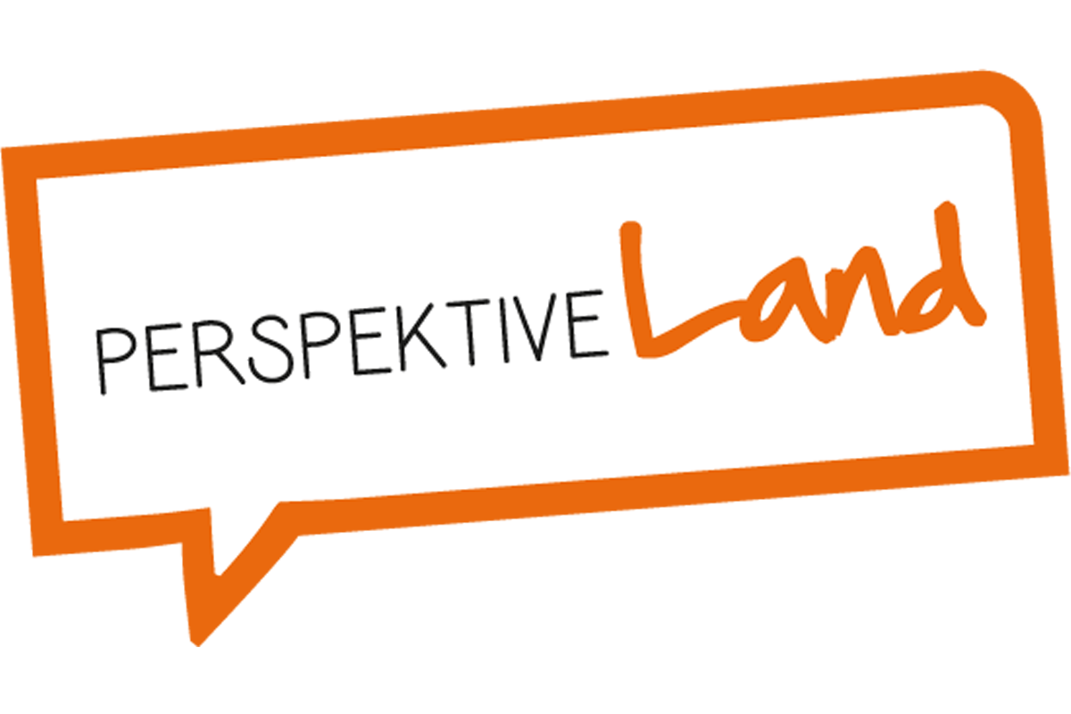 Das Logo der Initiative Perspektive Land. Der Text „PERSPEKTIVE Land“ steht in einer weißen kantigen Sprechblase mit orangefarbenem Rand. Das Wort „Land“ ist in handschriftlicher Schrift orange hervorgehoben.