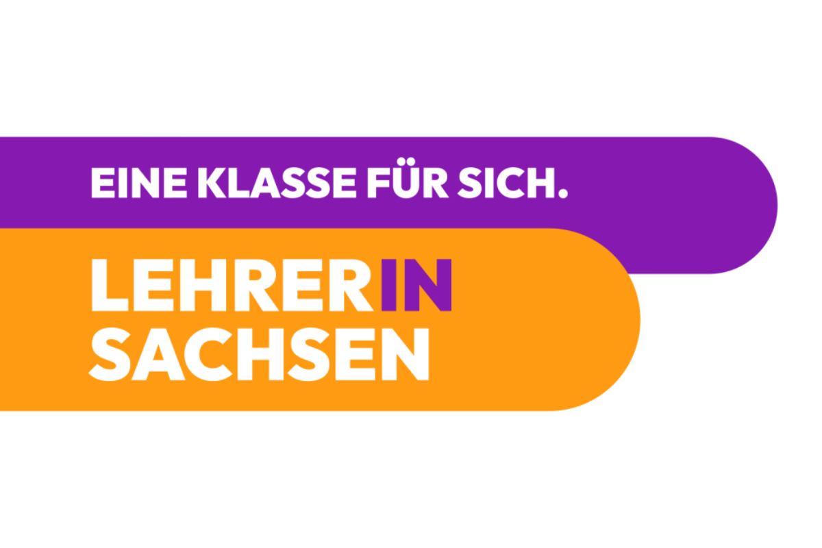 Logo der Kampagne „LehrerIn Sachsen“. Oben steht in einem lila Balken mit weißer Schrift der Slogan „Eine Klasse für sich“. Darunter ist der Text „LEHRERIN SACHSEN“, wobei das Wort „IN“ in lila und der Rest in weiß auf orangefarbenem Hintergrund hervorgehoben ist.