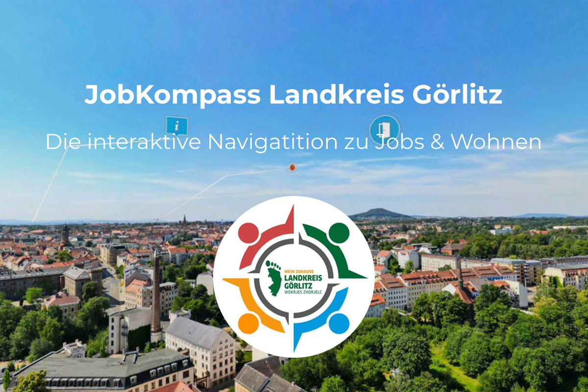 Im Hintergrund ist ein Luftbild der Stadt Görlitz. Darauf steht der Titel „JobKompass Landkreis Görlitz – Die interaktive Navigation zu Jobs & Wohnen“. Im Vordergrund ist ein rundes Logo mit bunten Figuren um das Logo des Landkreises Görlitz. Darunter steht „Mein Zuhause Landkreis Görlitz – Wokrjes Zhorjelc“