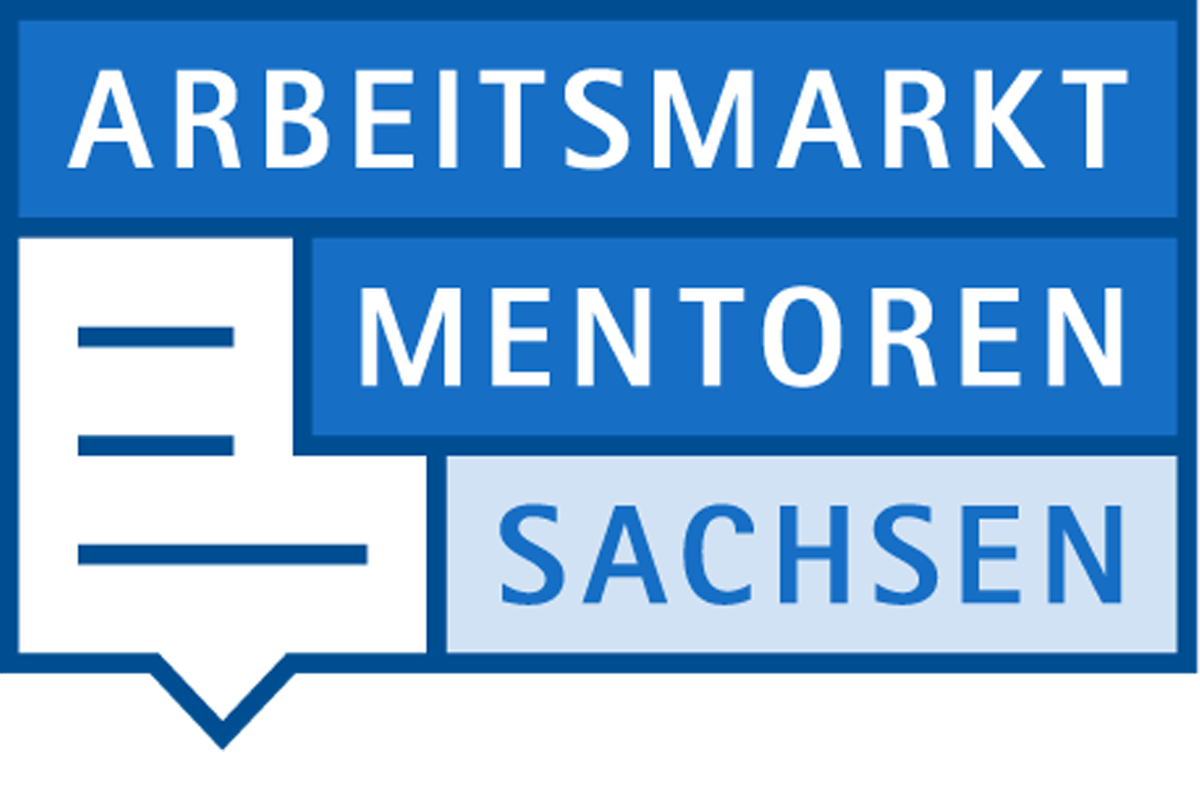 Logo der Arbeitsmarktmentoren Sachsen in Blautönen. In weißen Großbuchstaben steht auf drei Blöcken: „Arbeitsmarkt“, „Mentoren“ und „Sachsen“. Die beiden oberen Blöcke sind mittelblau und die untere ist hellblau. Links daneben befindet sich ein stilisiertes Sprechblasen-Symbol. Alles zusammen ergibt eine kantige Sprechblase.