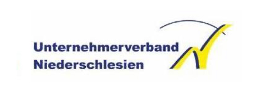 Logo des Unternehmerverbandes Niederschlesien. Links steht in blauer Schrift auf zwei Zeilen: „Unternehmerverband Niederschlesien“. Rechts daneben ist ein gelbes stilisiertes Häkchen oder Pfeilsymbol mit blauer Kontur, das nach oben rechts zeigt. Darüber verläuft ein geschwungener, dünner Bogen in Blau.