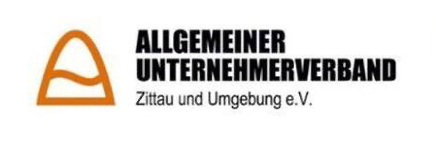 Logo des Allgemeinen Unternehmerverbandes Zittau und Umgebung e. V. Links befindet sich ein orangefarbenes Symbol, das oben wie ein abgerundetes Dreieck aussieht, mit einer geschwungenen horizontalen Linie im Inneren. Rechts daneben steht oben in fetten Großbuchstaben: „ALLGEMEINER UNTERNEHMERVERBAND“ und unten in kleinerer Schrift: „Zittau und Umgebung e. V.“.