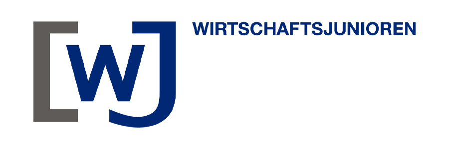 Logo der Wirtschaftsjunioren. Links ist ein grafisches Element zu sehen, bestehend aus einem blauen Buchstaben „W“ und einem blauen „J“, das an eine geöffnete rechte Klammer erinnert. Links davon steht eine graue, eckige Klammer. Rechts daneben befindet sich der Schriftzug „WIRTSCHAFTSJUNIOREN“ in blauer Großschrift.