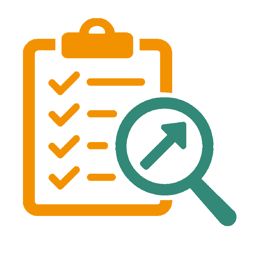Die Grafik zeigt ein stilisiertes Symbol zur Analyse oder Bedarfsermittlung. Im Vordergrund befindet sich ein orangefarbenes Klemmbrett mit fünf Häkchen, die auf eine Checkliste hinweisen. Darüber liegt eine grüne Lupe mit einem Pfeil, der nach oben rechts zeigt – ein Zeichen für Auswertung oder Fortschritt. In der oberen rechten Ecke ist zudem ein stilisiertes Blatt Papier in Orange- und Beigetönen dargestellt. Die Bildsprache vermittelt den Eindruck von strukturierter Planung, Analyse und Optimierung von Aufgaben oder Anforderungen.